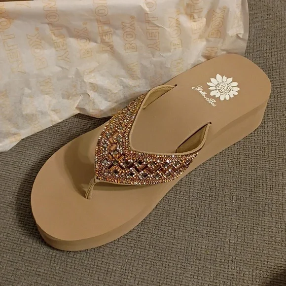 NEW Yellow Box Selma Flip Flops 8M - Picture 4 of 6